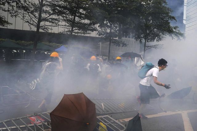 Összecsaptak a rendőrök a tüntetőkkel Hongkongban, könnygázzal oszlatták a kiadatási törvény ellen tiltakozókat