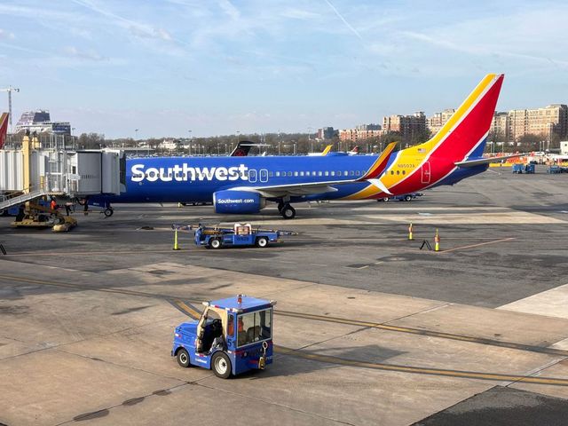 Boeing 737 di Southwest perde la copertura di un motore al decollo
