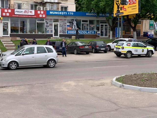 Unul din șoferii care s-a luat la bătaie pe strada Muncești din Capitală, transportat la spital