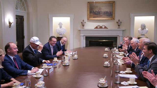 Donald Trump i-a dăruit lui Klaus Iohannis o șapcă cu inscripția „Make Romania great again”