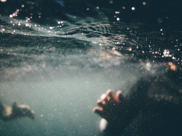 Sfugge ai familiari, bimbo di due anni annega in piscina
