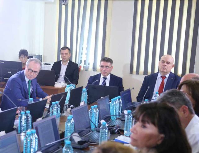Гешев не иска да учи седмокласници да разпределят дела в България