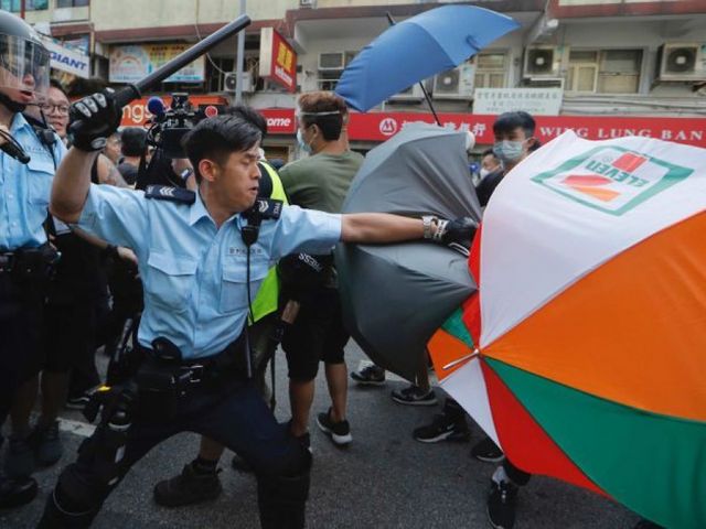 Confruntări între poliție și manifestanți în timpul unei noi manifestații uriașe în Hong Kong