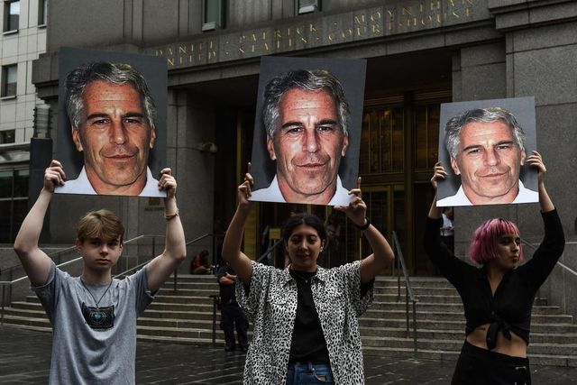 Újabb fotók és videók kerültek elő Donald Trump és Jeffrey Epstein kapcsolatáról
