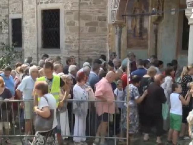 Хиляди се поклониха пред чудотворната икона на Пресвета Богородица Троеручица в Троянския манастир