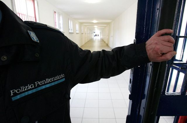 Pestaggio 2 detenuti in carcere Foggia, arrestati 10 agenti +