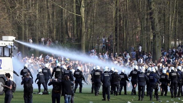 Vízágyúkkal oszlatott fel egy illegális partit a rendőrség Brüsszelben
