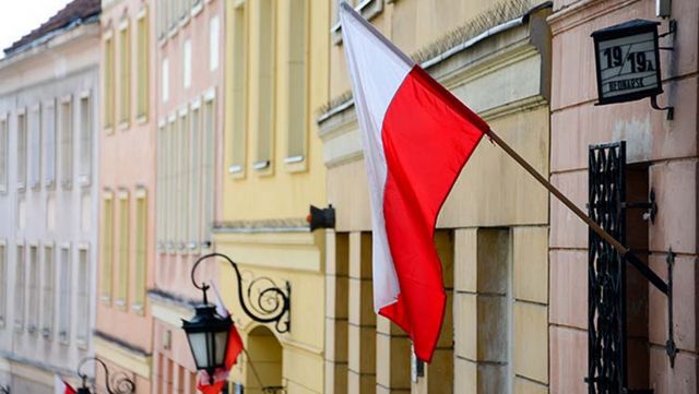 Polonezii votează duminică în cadrul alegerilor parlamentare, după o campanie de dispute intense