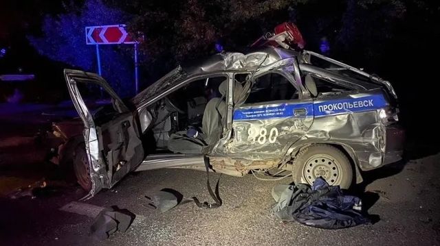 В Кемеровской области полицейский автомобиль столкнулся с автобусом