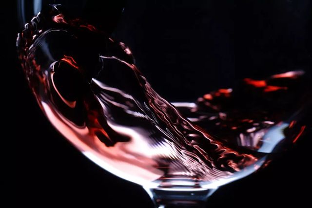 Străzile unui oraș din Portugalia s-au colorat în roșu, după ce două milioane de litri de vin au luat-o la vale