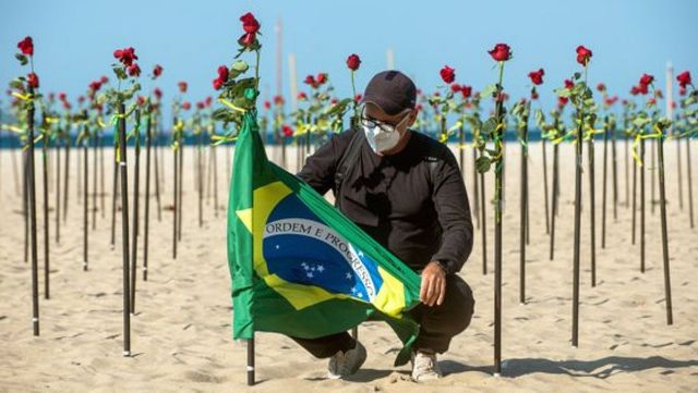 Plaja Copacabana a fost acoperită cu trandafiri roșii