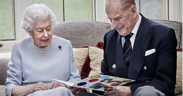 La Regina Elisabetta e il Principe Filippo festeggiano 73 anni di matrimonio nella veste di bisnonni