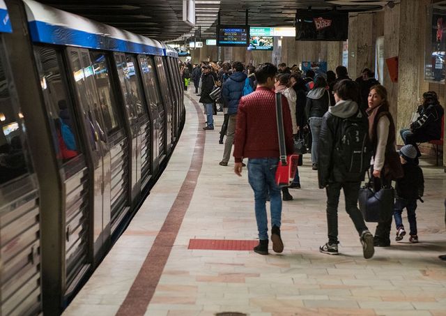 Fanii echipei de fotbal Rapid București au dat jos din metrou un tânăr de origine asiatică de teama coronavirusului