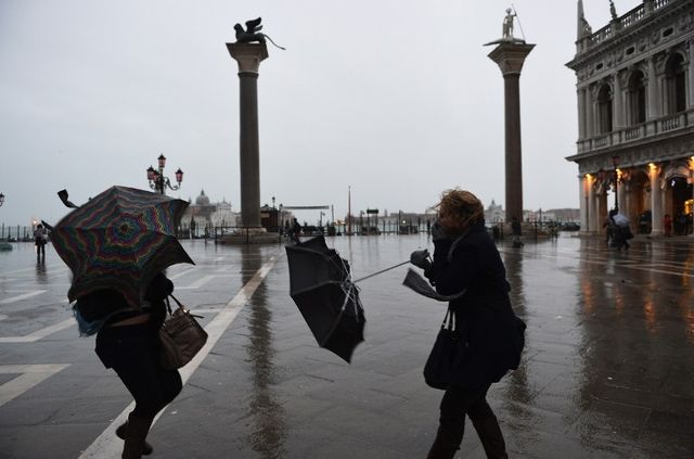 Atenție pe unde călătoriți: Cod roșu de precipitații și furtuni Italia