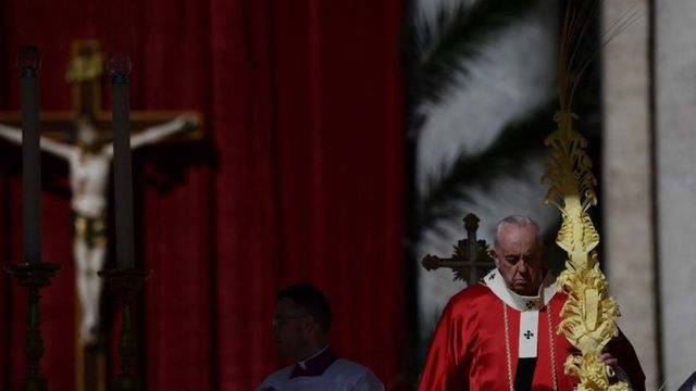 Papa deplânge „nebunia războiului” în Duminica Floriilor