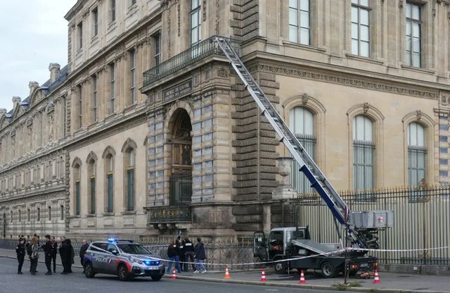 Anchetatorii francezi au prelevat peste 150 de probe ADN și biologice în cazul jafului de la Luvru