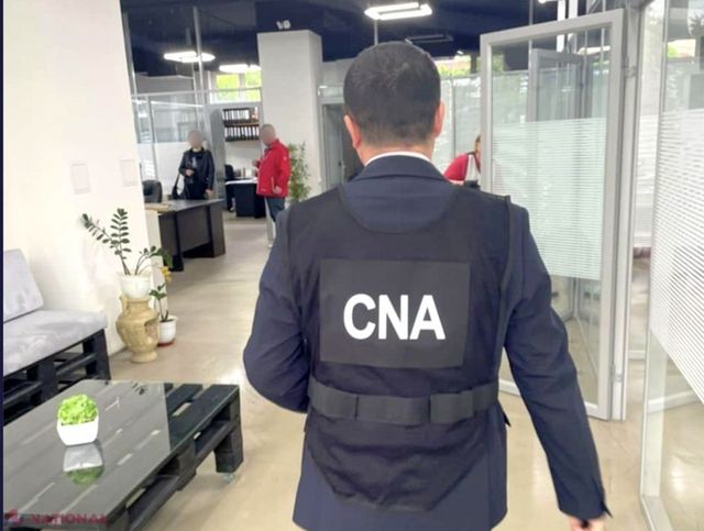 Un vameș și un broker vamal au fost reținuți pentru 72 de ore, într-un dosar de corupere