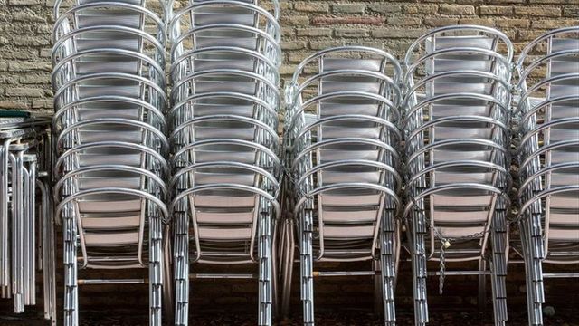 Desarticulada una banda especializada en robar sillas de terraza para venderlas en Marruecos