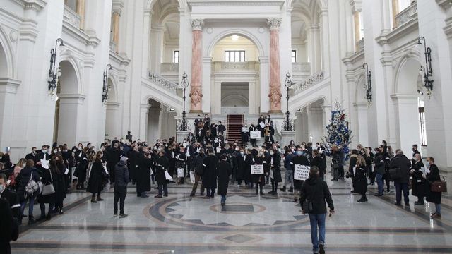 Zeci de avocați au protestat împotriva condamnării lui Robert Roșu în dosarul Ferma Băneasa
