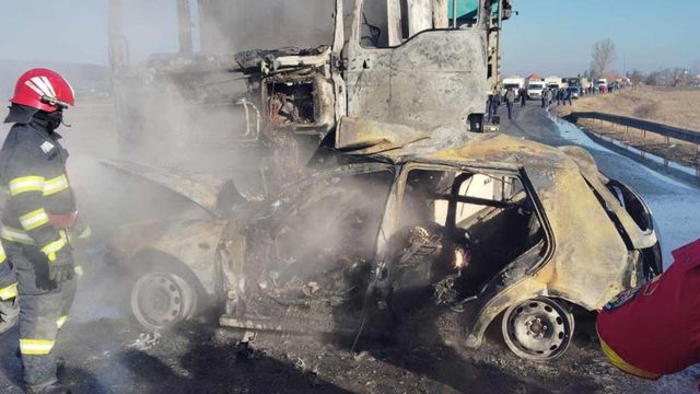 Tineri de 18 și 19 ani arși de vii într-o mașină care a intrat într-un camion, la Berheci, în Galați