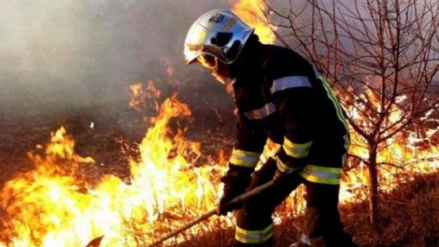 Pompierii au intervenit pentru a stinge zeci focare de ardere