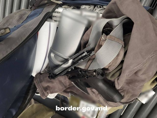 Copil, cu armă în bagaje, la Aeroportul Internațional Chișinău