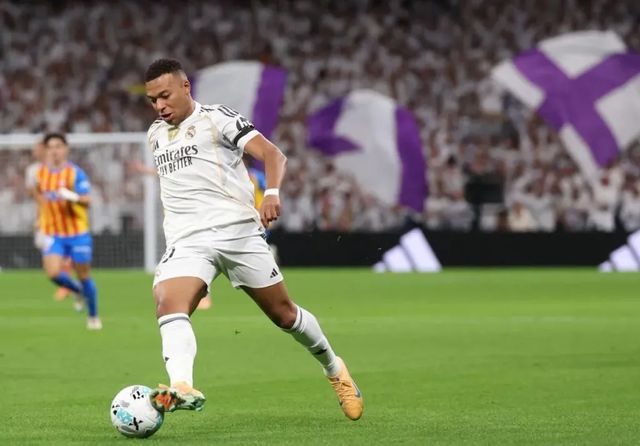 Mbappé adelanta al Real Madrid de penalti