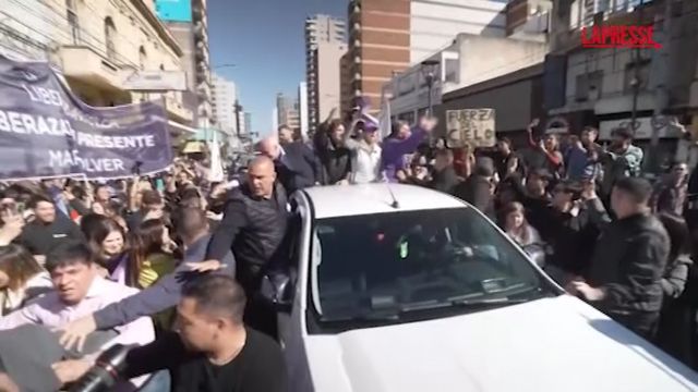 Buenos Aires, Milei e il suo corteo presi a sassate dai manifestanti
