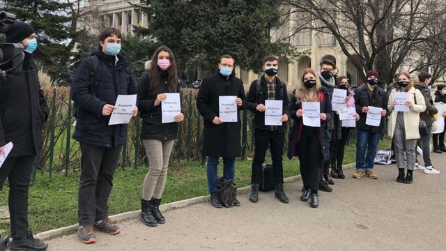 Elevi și studenți din toată țara protestează în Piața Victoriei după ce Guvernul le-a tăiat gratuitatea la transport
