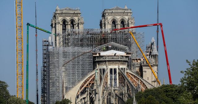 Az eredeti tervek szerint építhetik újjá a Notre-Dame-ot
