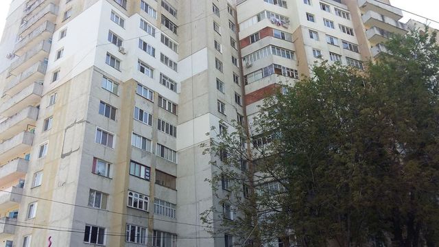 Un tânăr a căzut în gol de la etajul 13 al unui bloc de locuit din sectorul Botanica al capitalei