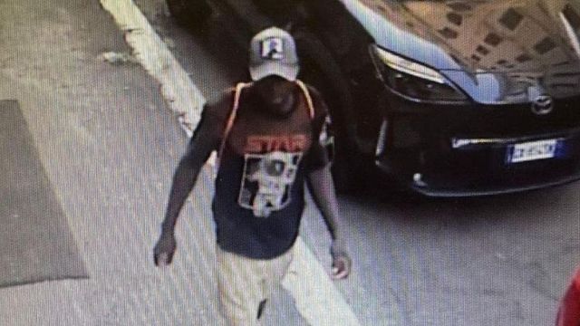 Roma, lo stupro a Tor Tre Teste: il presunto violentatore immortalato dalle telecamere della stazione Termini