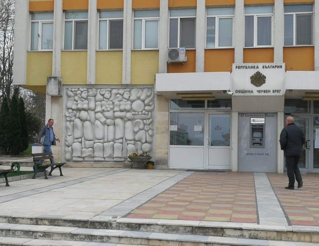 Откриха голямо количество заровен боклук с неясен произход в Червен бряг