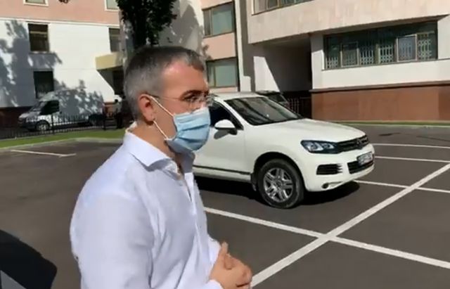 Nu știu cum anume a ajuns în vie, dar mașina lui Gațcan este în parcarea Parlamentului