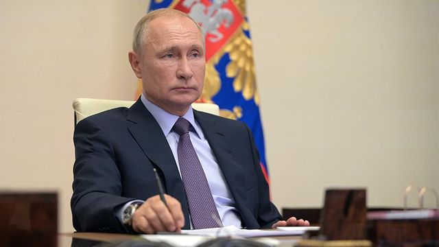 Путин об экономике: Если сидеть на одном месте, болото вокруг нас будет хлюпать