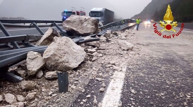 Maltempo, cade frana sull'Autostrada A23 in Friuli