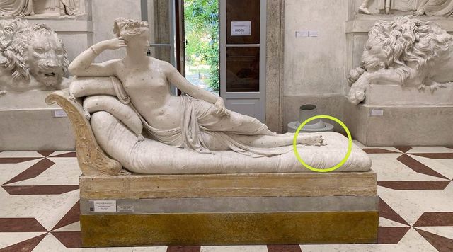 Si siede sulla statua di Canova per un selfie e la rompe, turista austriaco 50enne confessa