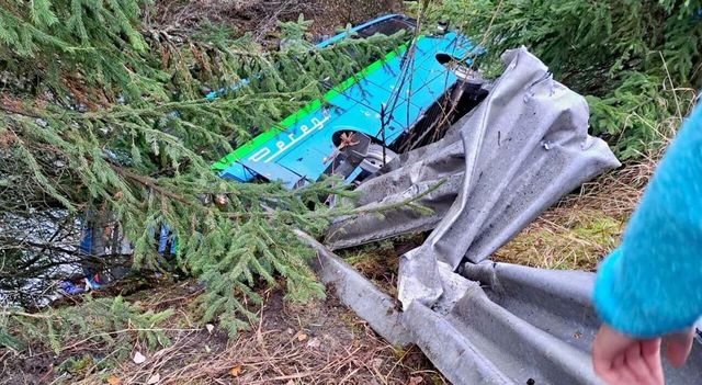 Scuolabus esce di strada e finisce in torrente, 5 feriti