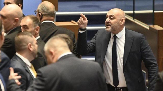 Председателят на парламента Наталия Киселова даде 15 минути почивка заради безредици в залата