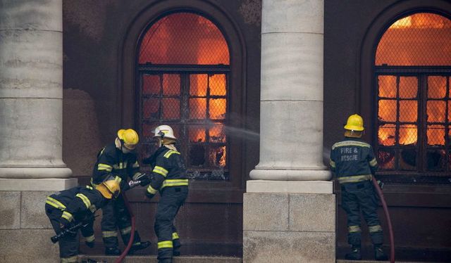 Incendio divampa nel Parlamento sudafricano a Città del Capo