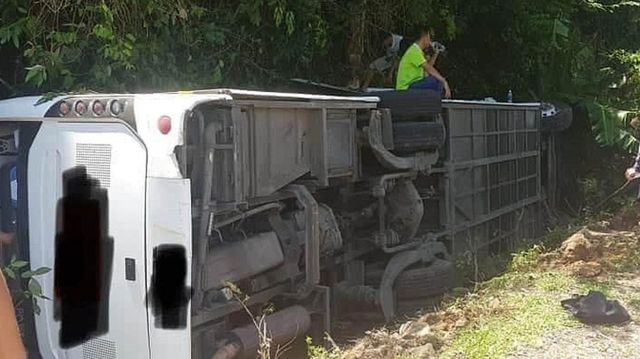 Cel puțin 15 morți și zeci de răniți după ce un autobuz s-a răsturnat într-o prăpastie
