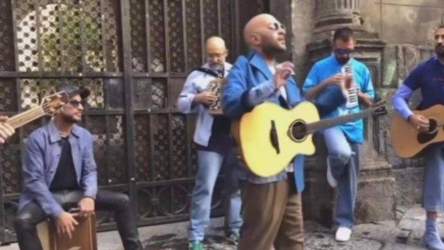 Negramaro, concerto a sorpresa in strada a Napoli con le canzoni di Pino Daniele