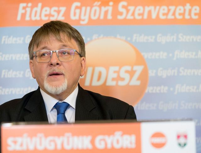 Dézsi Csaba András a facebookos borítóképén jelentette be, ő indul a Fidesz színeiben Győrben