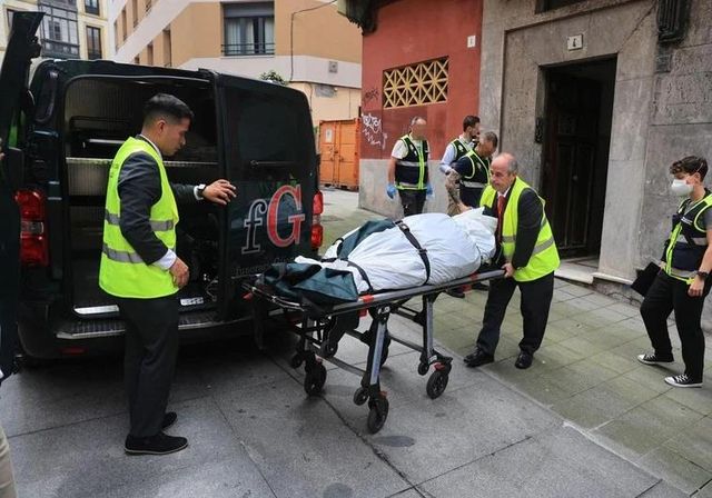 Crimen de una mujer en Gijón: los vecinos vieron al detenido apuñalar peluches desde una ventana