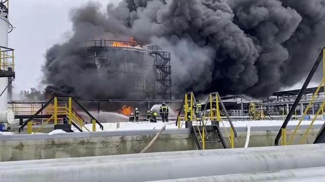 Kiev, 'colpiti un aeroporto militare e 2 raffinerie in Russia'