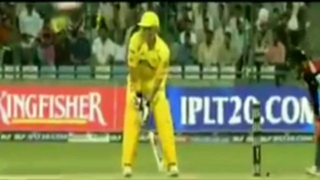 Please do Not Use This Bat: Hayden on Dhoni’s Reaction to Mongoose Bat