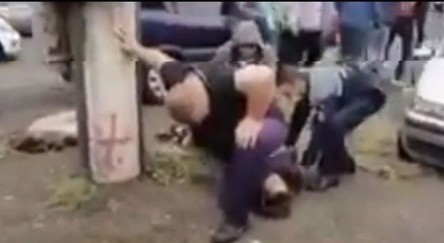 Cazul Floyd, varianta românească: Un polițist, filmat cu genunchiul pe gâtul unui bărbat