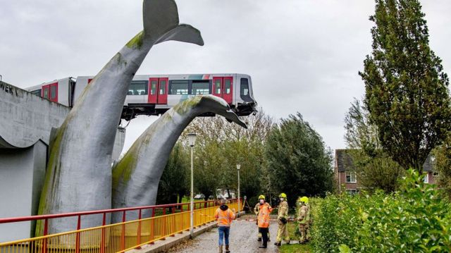 Accident spectaculos în Olanda. Un tren deraiat a rămas suspendat la 10 metri înălțime, în sculptura unei cozi de balenă