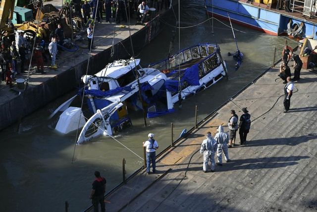 V Budapešti začali vyzvedávat potopenou výletní loď, po osmi obětech se stále pátrá