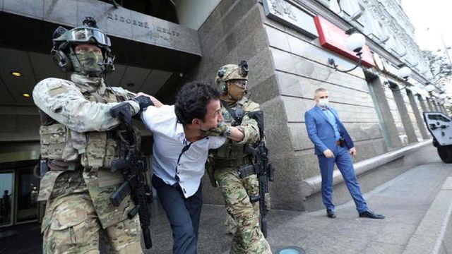 Un barbat a luat ostatica o persoana intr-o banca din centrul Kievului. Poliția a intervenit in forța